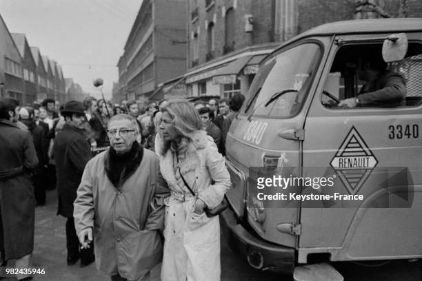 Le 28 février 1972, Jean-Paul Sartre participe à une manifestation devant les grilles de l'usine Renault à Boulogne-Billancourt en France .