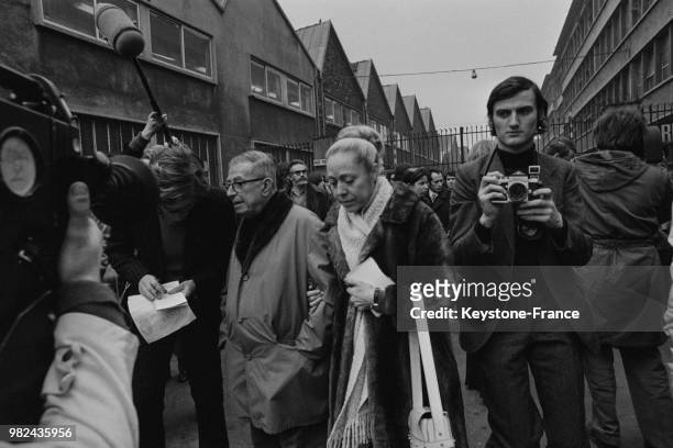 Le 28 février 1972, Jean-Paul Sartre et Michelle Vian participent à une manifestation devant les grilles de l'usine Renault à Boulogne-Billancourt en...