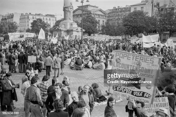 Manifestation 'pour le droit des jeunes à l'emploi' organisée par la CGT et la CFDT place de la Nation à Paris en France, le 5 octobre 1975.