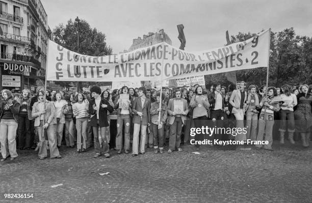 Manifestation 'pour le droit des jeunes à l'emploi' organisée par la CGT et la CFDT à Paris en France, le 5 octobre 1975.