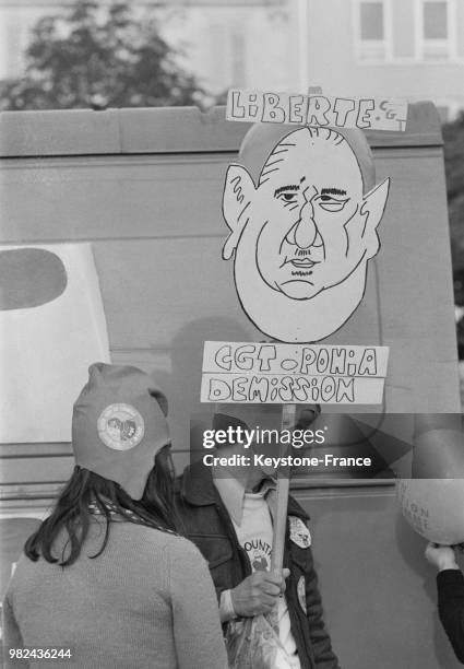 Manifestation 'pour le droit des jeunes à l'emploi' organisée par la CGT et la CFDT à Paris en France, le 5 octobre 1975.
