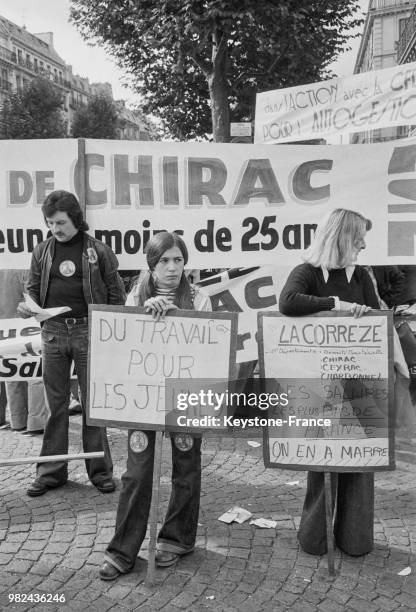 Manifestation 'pour le droit des jeunes à l'emploi' organisée par la CGT et la CFDT à Paris en France, le 5 octobre 1975.