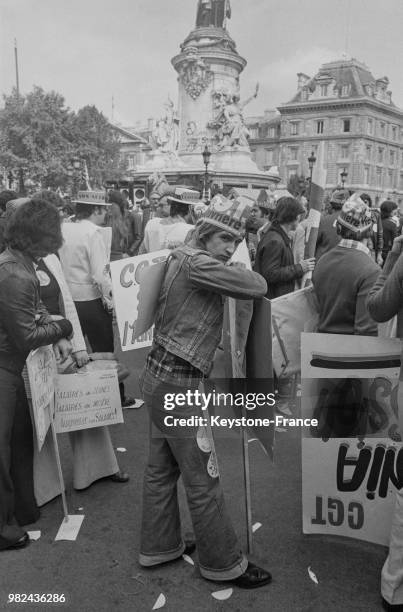 Manifestation 'pour le droit des jeunes à l'emploi' organisée par la CGT et la CFDT place de la république à Paris en France, le 5 octobre 1975.