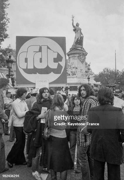 Manifestation 'pour le droit des jeunes à l'emploi' organisée par la CGT et la CFDT place de la république à Paris en France, le 5 octobre 1975.