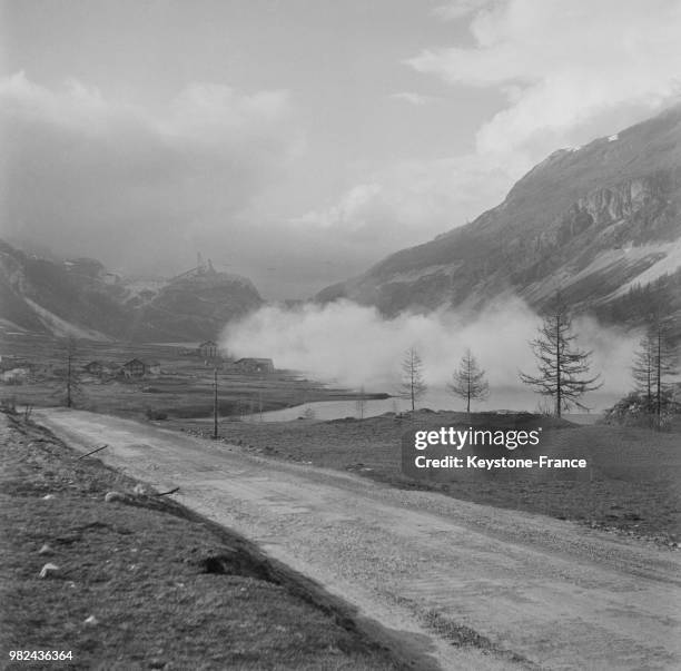 Le vieux Tignes avant la construction du barrage hydroélectrique de Tignes et du lac artificiel du Chevril en Savoie en France, en 1952.