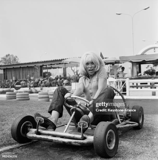 Mireille Darc lors du tournage de l'émission télévisée 'Eté shows' au karting de La Siesta à Antibes en France, le 7 août 1969.