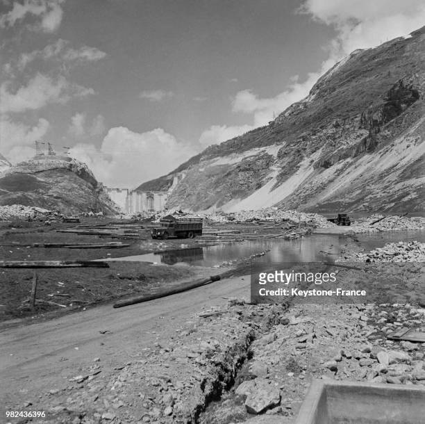 Construction du barrage hydroélectrique de Tignes et du lac artificiel du Chevril en Savoie en France, en 1952.