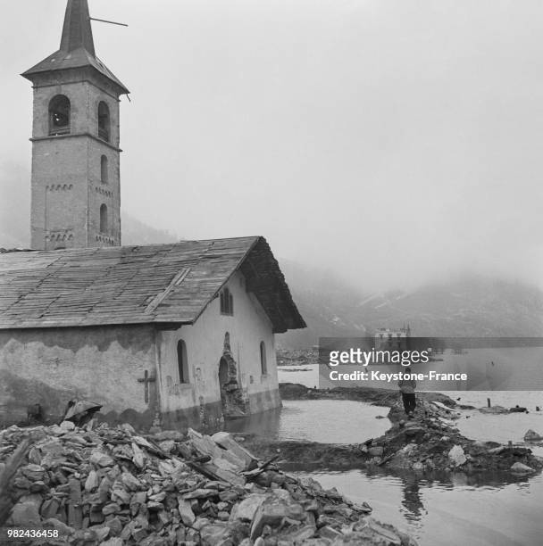 Le vieux Tignes lors de la construction du barrage hydroélectrique de Tignes et de la mise en eau du lac artificiel du Chevril en Savoie en France,...
