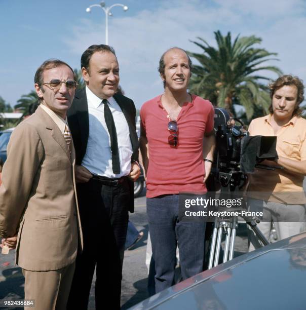 Charles Aznavour et Raymond Pellegrin lors d'un tournage de film à l'aéroport de Nice, France, le 13 septembre 1971.