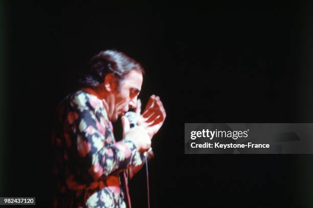 Charles Aznavour sur la scène de l'Olympia, à Paris, France, en novembre 1972.