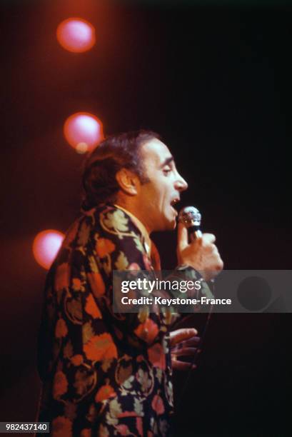 Charles Aznavour sur la scène de l'Olympia, à Paris, France, en novembre 1972.