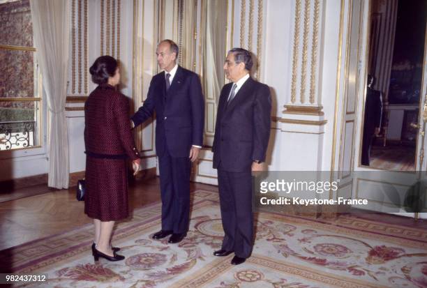 Simone Veil avec le président de la république Valéry Giscard d'Estaing à son arrivée au palais de l'Elysée en présence du président libanais Elais...
