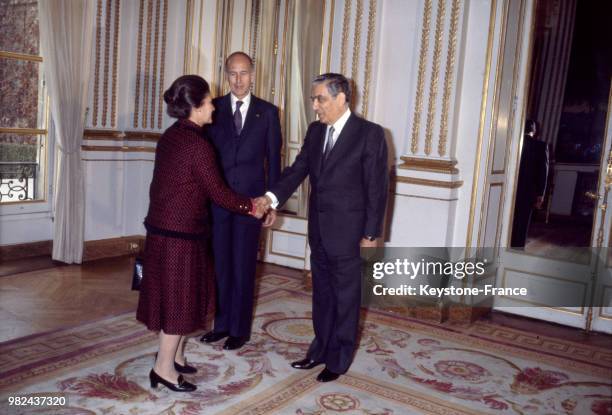 Simone Veil serrant la main du président libanais Elais Sarkis à son arrivée au palais de l'Elysée en présence du président de la république Valéry...