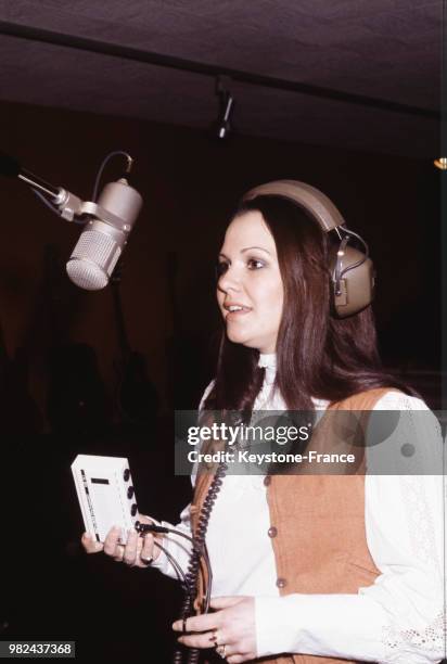 La chanteuse Anne-Marie David dans un studio d'enregistrement, à Paris, France en 1979.