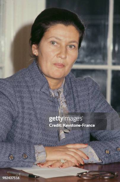 Simone Veil, président du Parlement européen lors de sa conférence de presse à Londres en Angleterre au Royaume-Uni, le 7 novembre 1980.