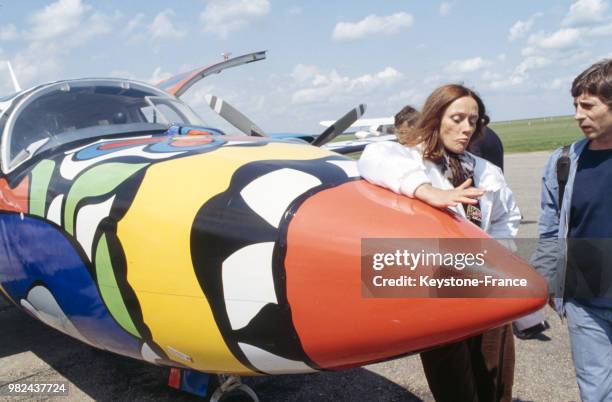 Niki de Saint Phalle devant l'avion qu'elle a décoré, en France, le 18 mai 1981.