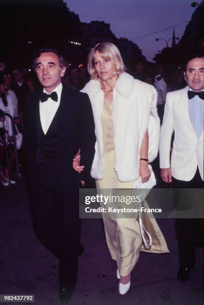 Charles Aznavour et sa femme Ulla arrivant au Lido pour assister au show de Sammy Davis, à Paris, France, le 2 juillet 1981.