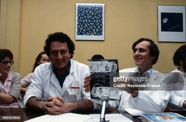 Obstétricien René Frydman et le biologiste Jacques Testart à la conférence de presse après la naissance du premier bébé éprouvette, à Paris, France,...