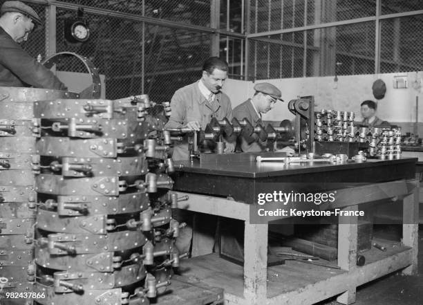 Atelier de fabrication des autobus parisiens de la STCRP en banlieue parisienne en France, en 1936.