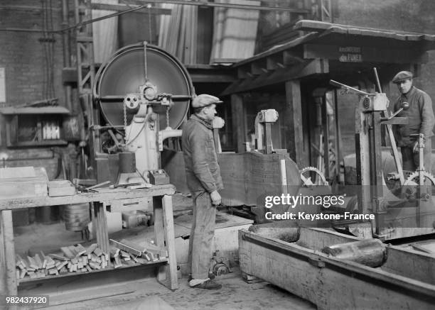 Atelier de fabrication des autobus parisiens de la STCRP en banlieue parisienne en France, en 1936.