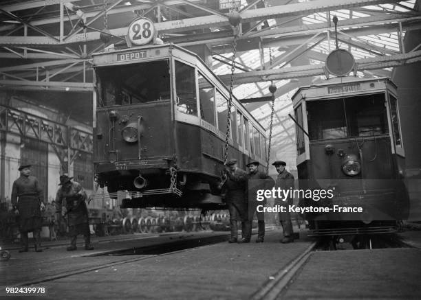 Atelier de fabrication des autobus parisiens de la STCRP en banlieue parisienne en France, en 1936.