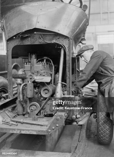 Atelier de fabrication des autobus parisiens de la STCRP en banlieue parisienne en France, en 1936.