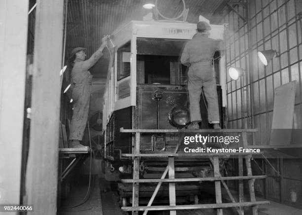 Atelier de fabrication des autobus parisiens de la STCRP en banlieue parisienne en France, en 1936.