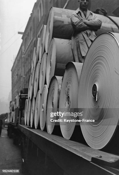 Transport de rouleaux de papier dans Fleet Street à Londres en Angleterre au Royaume-Uni, en 1936.