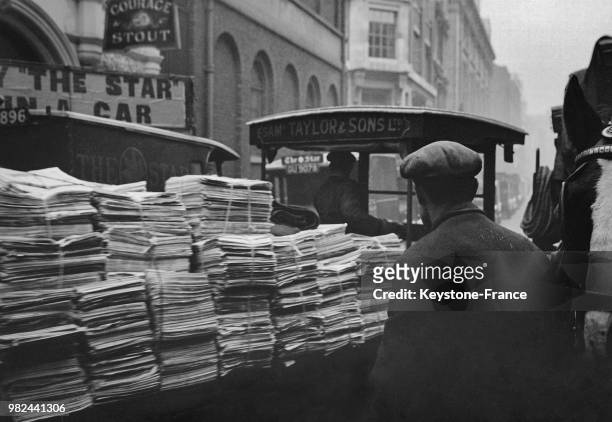 Camion transportant des journaux pour la livraison dans Fleet Street à Londres en Angleterre au Royaume-Uni, en 1936.