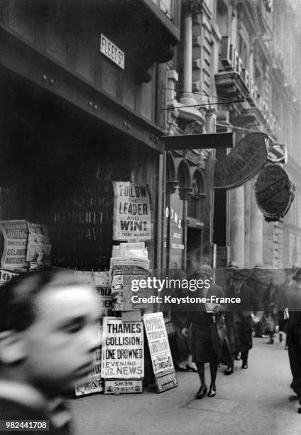 Marchand de journaux dans Fleet Street à Londres en Angleterre au Royaume-Uni, en 1936.