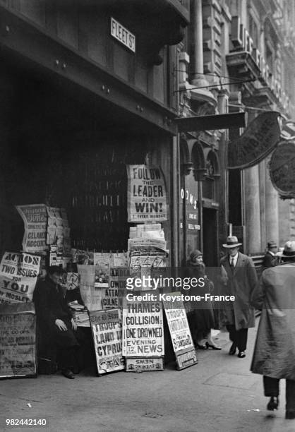 Marchand de journaux dans Fleet Street à Londres en Angleterre au Royaume-Uni, en 1936.