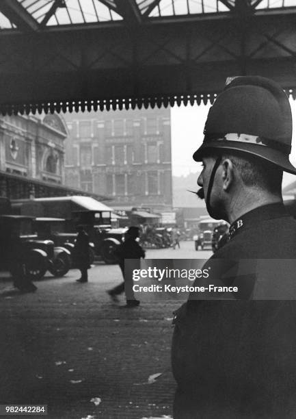Policier dans le quartier de Smithfield à Londres en Angleterre au Royaume-Uni, en 1936.