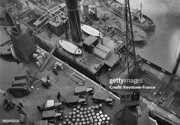 Chargement d'un navire sur les docks à Londres en Angleterre au Royaume-Uni, en 1936.