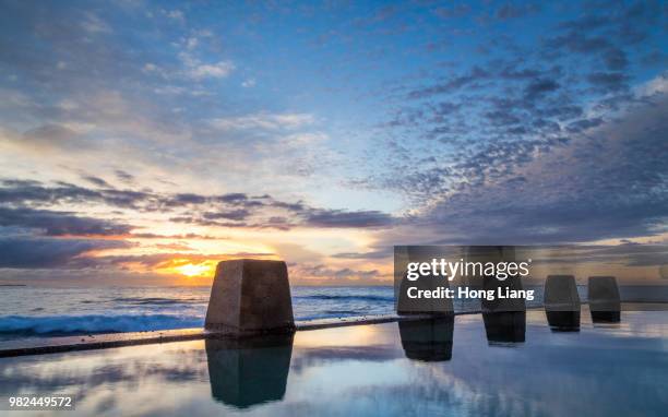 storms dawn - strand coogee beach stock-fotos und bilder