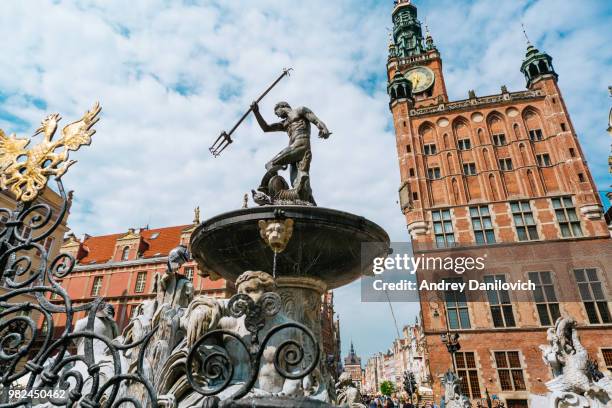 fonte de netuno - a antiga cidade de gdansk - neptune roman god - fotografias e filmes do acervo