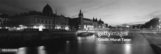 view of the conciergerie and pont au change bridge at night - pont au change stock pictures, royalty-free photos & images