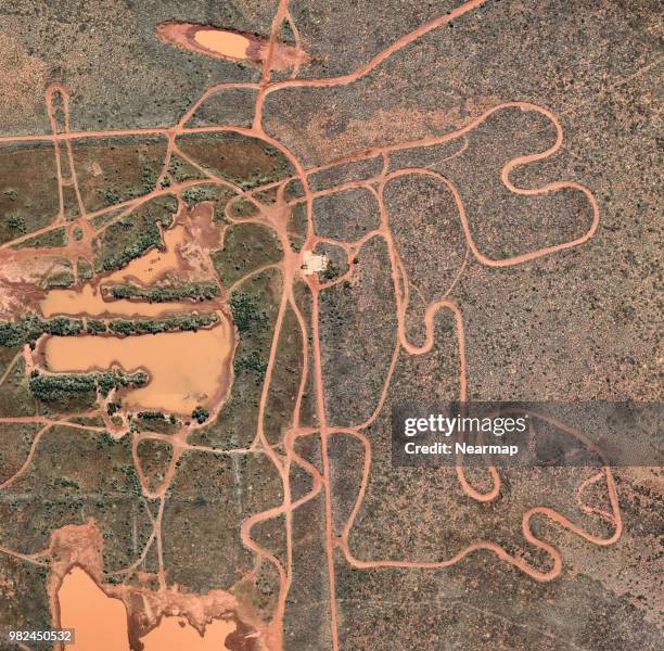 winding dirt road from above - port hedland foto e immagini stock