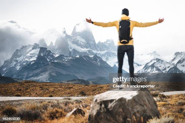 homme au repos sur le rocher d’el chalten - province de santa cruz argentine photos et images de collection