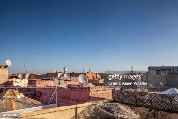 marrakesh, satellite tv antennas - televisión por satélite fotografías e imágenes de stock