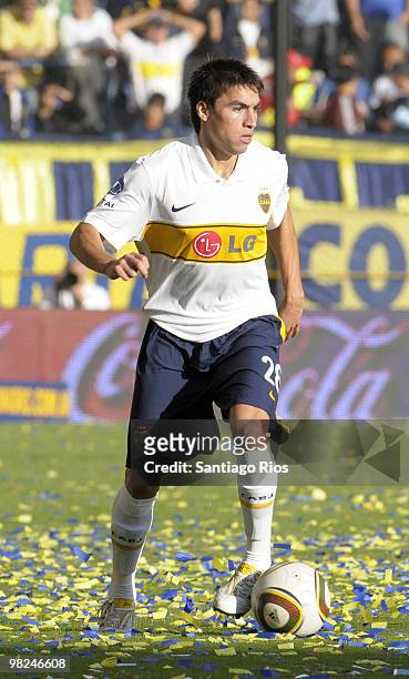 Boca Juniors' Nicolas Gaitan runs with the ball during an Argentine Primera A Clausura championship soccer match on April 4, 2010 in Buenos Aires,...
