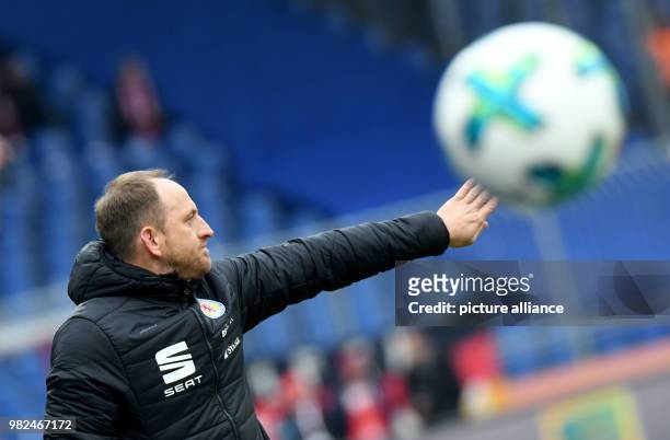 Dpatop - Braunschweig coach Torsten Lieberknecht follows the German Second Bundesliga football match between Eintracht Braunschweig and 1. FC...