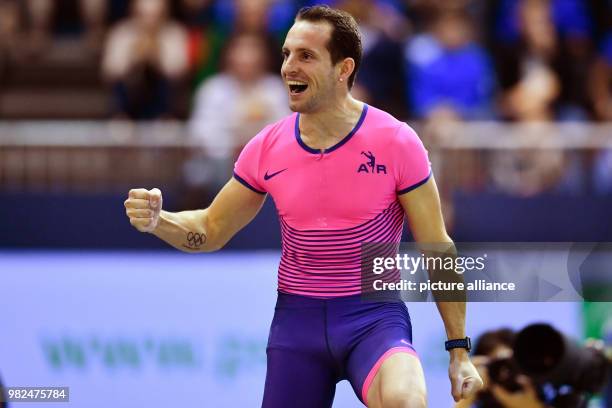 Pole vaulter Renaud Lavillenie of France celebrates at the Indoor Meeting Karlsruhe in Rheinstetten, Germany, 3 February 2018. Photo: Uwe Anspach/dpa