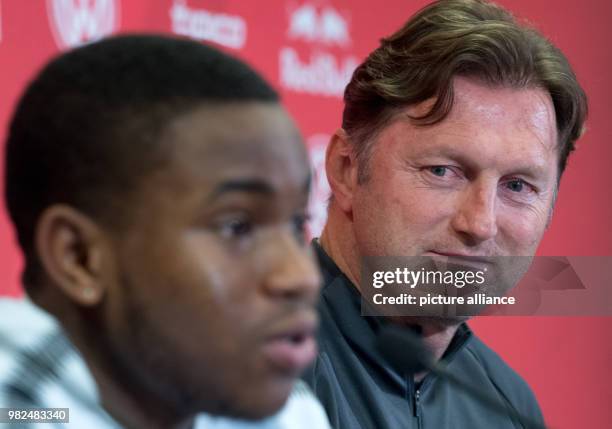 Sachsen, Leipzig: Fußball: Bundesliga, Pressekonferenz RB Leipzig. RB Neuzugang Ademola Lookman und RB-Trainer Ralph Hasenhüttl geben gemeinsam eine...