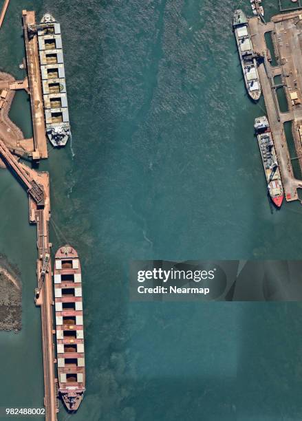 iron ore facility with ships - port hedland foto e immagini stock