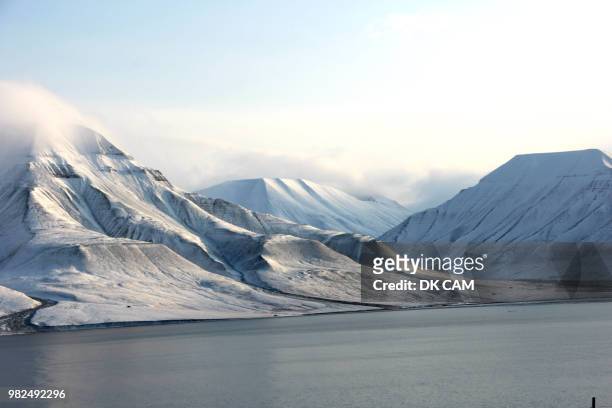 snow covered mountains in svalbard, norway. - longyearbyen imagens e fotografias de stock