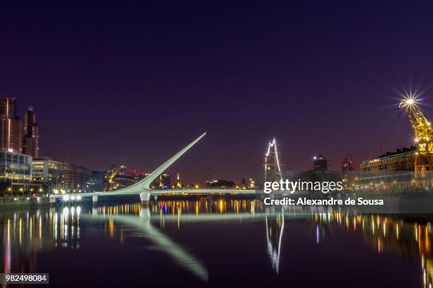 puente de la mujer - mujer stock-fotos und bilder