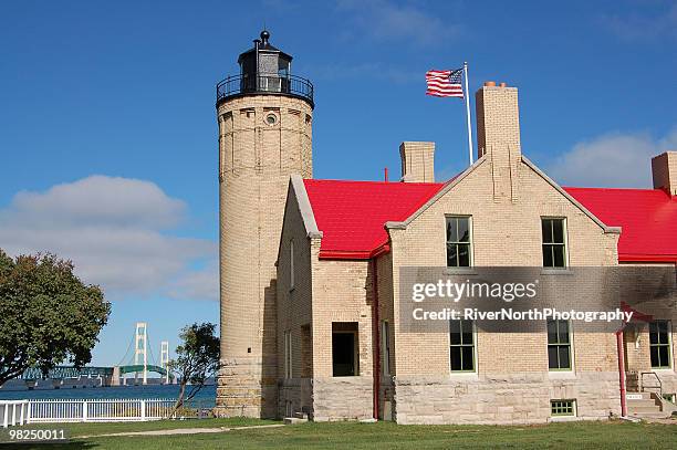 faro de old mackinac - mackinac bridge fotografías e imágenes de stock