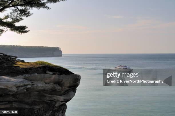 カペルロック - pictured rocks national lakeshore ストックフォトと画像