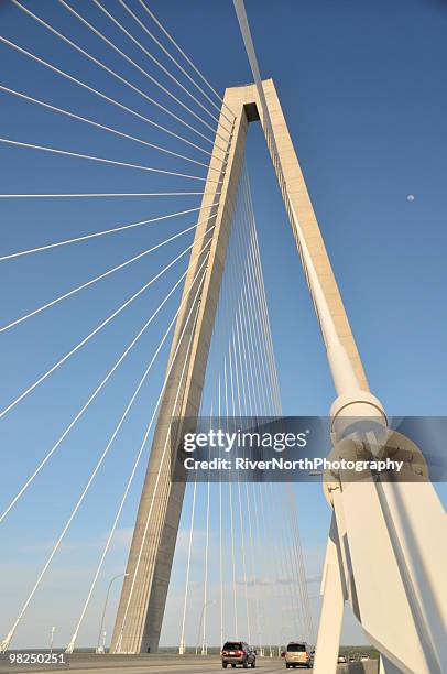 puente sobre el río cooper, charleston, carolina del sur - rivernorthphotography fotografías e imágenes de stock
