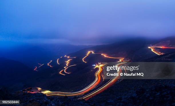 light trails on jabel jais mountain road - ras al khaimah 個照片及圖片檔